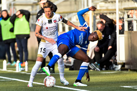 Rosengårds Therese Sjögran i kamp med Eskilstunas Gaelle Enganamouit
