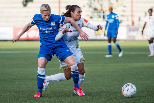 Eskilstunas Annica Svensson i närkam med Rosengårds Marta Viera Da Silva