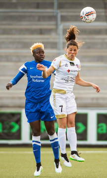 Eskilstunas Gaelle Enganamouit och Rosengårds Sara Björk Gunnarsdottir i en luftduell