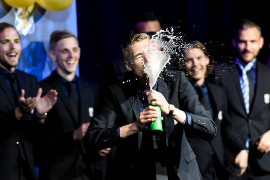 IFK Göteborgs Sebastian Eriksson firar med att spruta en öl i ansiktet