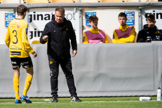 Elfsborgs tränare Tony Lundqvist instruerar Mattias Jansson (rygg mot kameran)