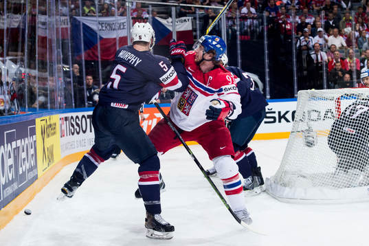 s Connor Murphy tacklar Tjeckiens Jakub Voracek