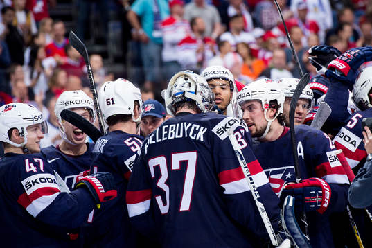 s spelare samlas kring målvakt Connor Hellebuyck och