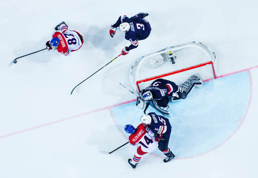 s Connor Murphy, målvakt Connor Hellebuyck och Seth Jones