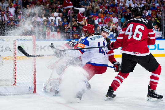 Rysslands Nikolai Kulyomin oroar framför Kanadas målvakt