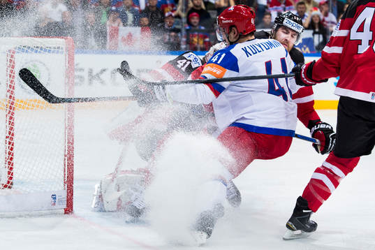Rysslands Nikolai Kulyomin oroar framför Kanadas målvakt