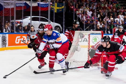 Kanadas Brent Burns och Matt Duchene utmanas av Rysslands