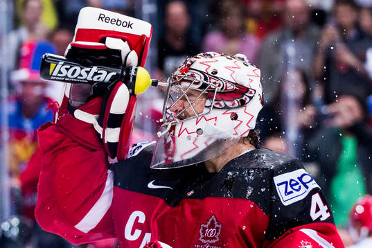 Kanadas målvakt Mike Smith sprutar vatten i ansiktet