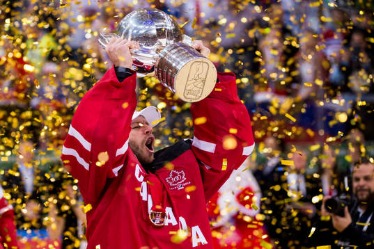 Kanadas målvakt Mike Smith jublar med VM-pokalen