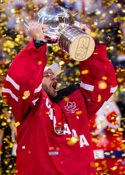 Kanadas målvakt Mike Smith jublar med VM-pokalen