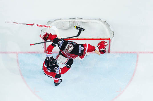 Kanadas Tyler Toffoli och målvakt Mike Smith jublar på