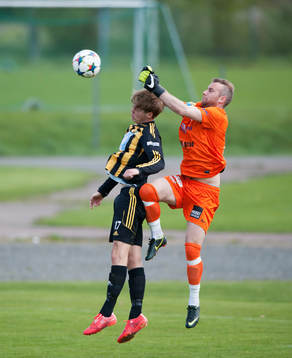 Prespa Birliks målvakt Robin Armandt utspark boxar undan framför Filip Ranmo i matchen i division 2 Södra Götaland mellan IFK Hässleholm och Prespa Birlik i Hässleholm 17 maj 2015.