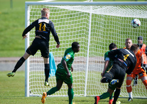 IFK Hässleholms Linus Svensson nickar i matchen i division 2 Södra Götaland mellan IFK Hässleholm och Prespa Birlik i Hässleholm 17 maj 2015.