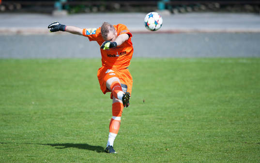 Prespa Birliks målvakt Robin Armandt utspark i matchen i division 2 Södra Götaland mellan IFK Hässleholm och Prespa Birlik i Hässleholm 17 maj 2015.
