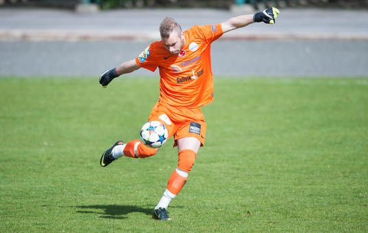 Prespa Birliks målvakt Robin Armandt utspark i matchen i division 2 Södra Götaland mellan IFK Hässleholm och Prespa Birlik i Hässleholm 17 maj 2015.