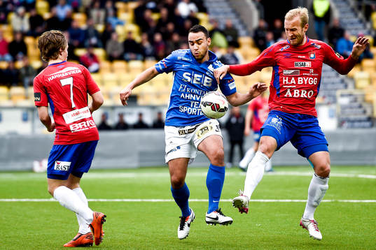 Norrbys Richard Yarsuvat i en kamp mot Örgrytes Jakob Lindström och Niklas Klingberg