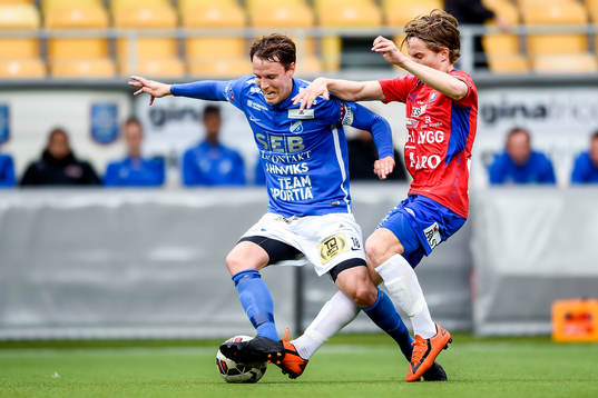 Norrbys Fredrik Ekvall och Örgrytes Jakob Lindström i en kamp om bollen