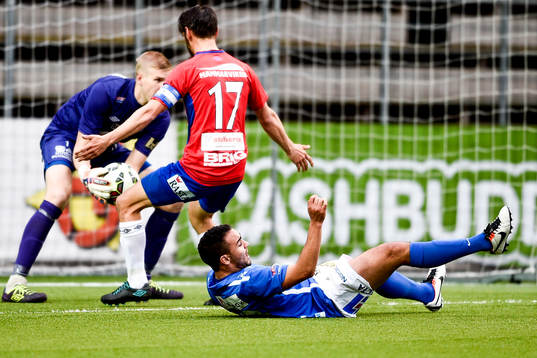 Norrbys Richard Yarsuvat faller i en kamp mot Örgrytes målvakt, Fredrik Andersson och Björn Anklev