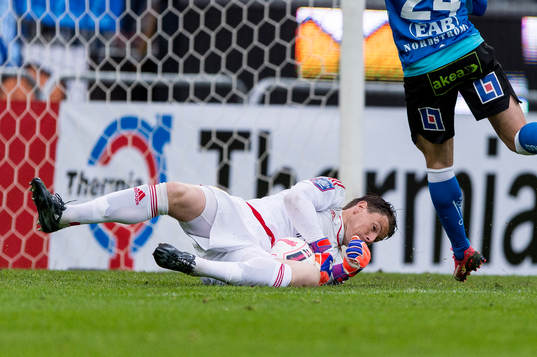 Djurgårdens målvakt Kenneth Høie räddar