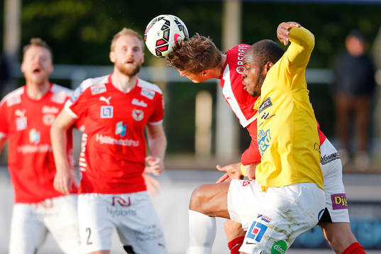 Kalmars Viktor Elm och Falkenbergs Hakeem Araba