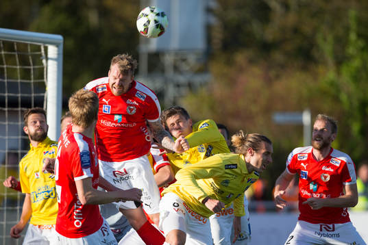 Spelare i duell framför Kalmars mål