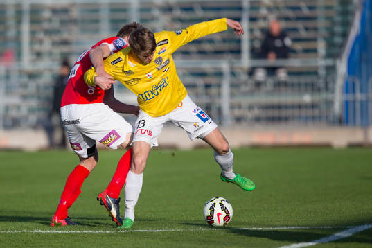 Falkenbergs Adam Eriksson i duell med en Kalmar spelare