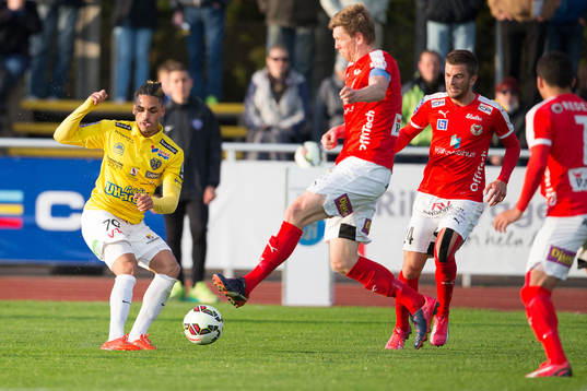Falkenbergs Alexander Jakobsen (i gult till vänster)