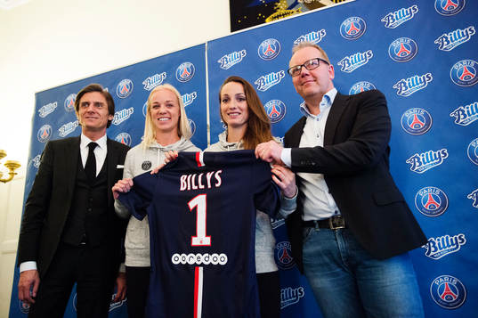 s Caroline Seger, vice vd Frédéric Longuépéé och Kosovare Asllani under en presskonferens där PSG:s nya sponsor Billys presenteras den 19 maj 2015 i Stockholm.