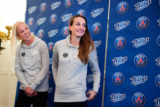 s Caroline Seger och Kosovare Asllani under en presskonferens där PSG:s nya sponsor Billys presenteras den 19 maj 2015 i Stockholm.