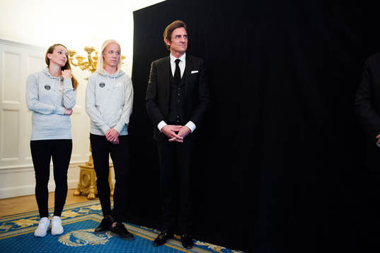 s Caroline Seger, vice vd Frédéric Longuépéé och Kosovare Asllani under en presskonferens där PSG:s nya sponsor Billys presenteras den 19 maj 2015 i Stockholm.