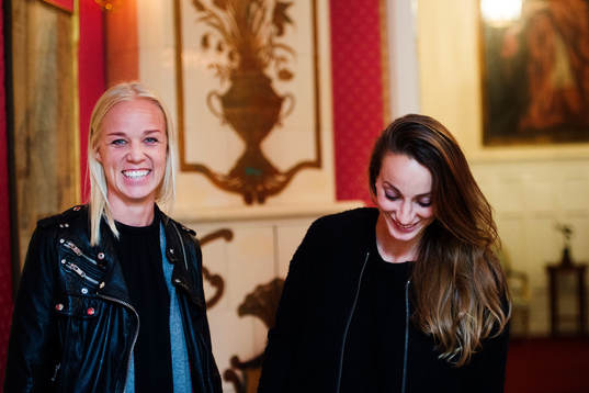 s Caroline Seger och Kosovare Asllani poserar för ett porträtt under en presskonferens där PSG:s nya sponsor Billys presenteras den 19 maj 2015 i Stockholm.
