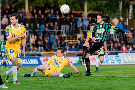 Varbergs Robin Tranberg skjuter mot en täckande Hannes Stiller i Ljungskiles