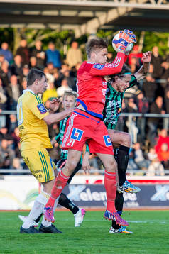 Ljungskiles målvakt Jonathan Johansson plockar ner bollen framför Varbergs David Johannesson
