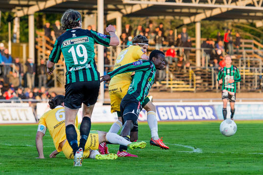 Ljungskiles Niclas Andersén  i kamp med Varbergs Thomas Boakye