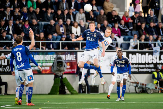 Sundsvalls Johan Eklund och Gefles David Fällman i en nickduell