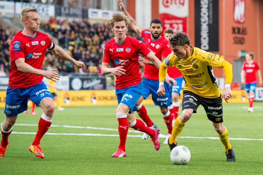 Elfsborgs Lasse Nilsson i kamp med  Helsingborgs Emil Krafth och Johan Mårtensson