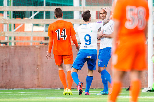 Värnamos Behar Ferizi (th) gör 0-1 på straff och gratuleras av Pär Cederquist