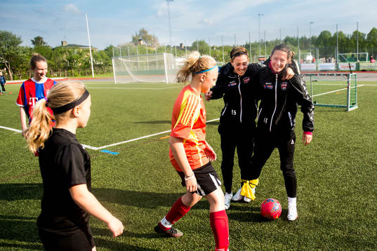 Therese Sjögran och Lina Nilsson spelar fotboll när spelare från FC Rosengård besöker GIF Nikes flickor 02-03 i Svenska Spels projekt Gräsroten den 20 maj 2015 i Lomma.