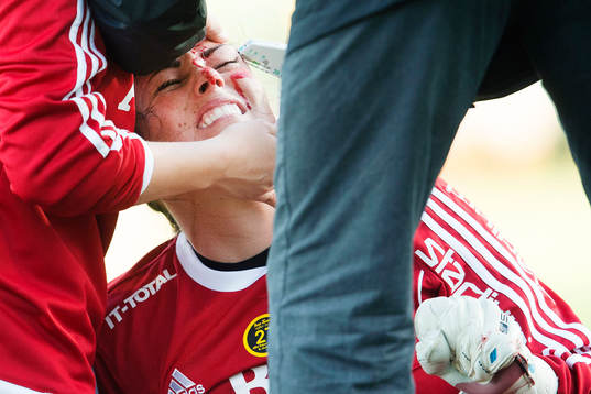  AIKs målvakt Justine Bernier  får sitt ögonbryn hophäftat efter en kollision