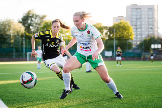 AIKs Petra Andersson och Hammarbys Linnéa Eriksson