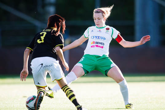 Hammarbys Olga Ekblom utmanas av AIKs Nathalie Björn 