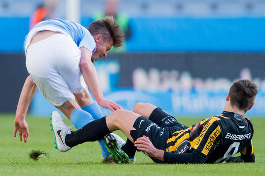Malmö FFs Markus Rosenberg faller i en duell med Häckens