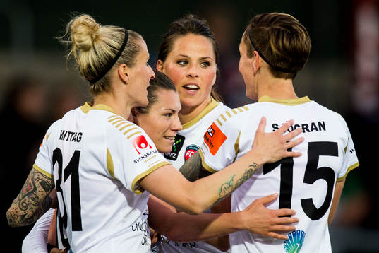 Rosengårds Ramona Bachmann (m) jublar ihop med Anja