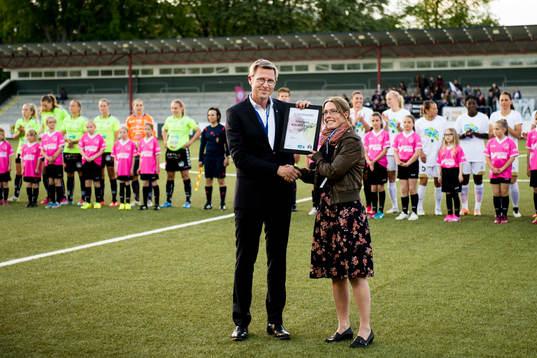FC Rosengård utnämns till Sveriges första förening för rättvis handel och här mottar Rosengårds VD Klas Tjebbes ett diplom, Förening för fair trade,