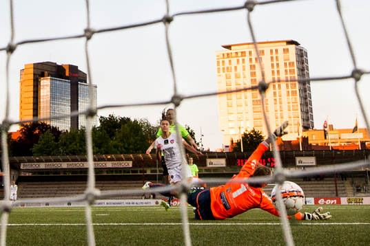 Rosengårds Ramona Bachmann gör 4-0 bakom Kristianstads målvakt Brett Maron