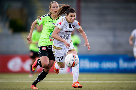 Rosengårds Ramona Bachmann jagas av Kristianstads Elin Karlsson