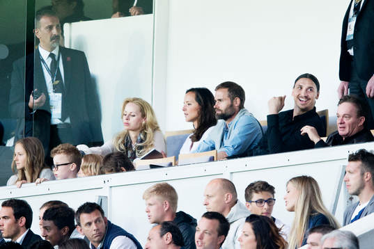 Helena Seger och Zlatan Ibrahimovic med barnen Vincent och Maximilian i sällskap med Olof Mellberg med frun Carolina Kihl på läktarplats ovanför tennisproffset Elias Ymer