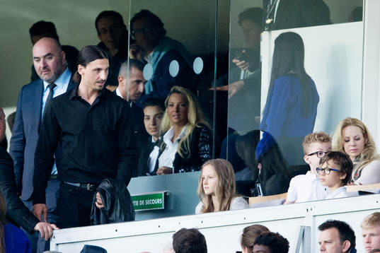s Zlatan Ibrahimovic anländer till läktarplats med Helena Seger och barnen Vincent och Maximilian före fotbollsmatchen i Ligue 1 mellan Paris SG och Reims den 23 maj 2015 i Paris.