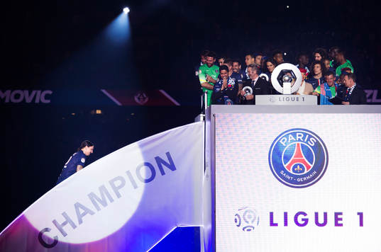 s Zlatan Ibrahimovic på väg upp till medaljceremonin efter fotbollsmatchen i Ligue 1 mellan Paris SG och Reims den 23 maj 2015 i Paris.