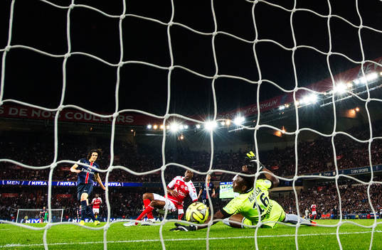 s Edinson Cavani skjuter in 3-1 bakom Reims målvakt Kossi Agassa under fotbollsmatchen i Ligue 1 mellan Paris SG och Reims den 23 maj 2015 i Paris.